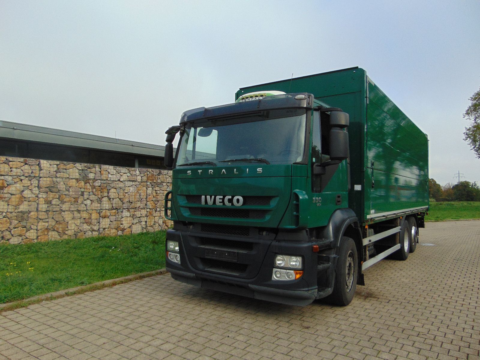camion furgon IVECO Stralis 330 AD 260 6x2	Koffer + HF (italszállító)